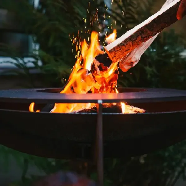 Feuerschale auf Füssen mit Stahlring zum grillen